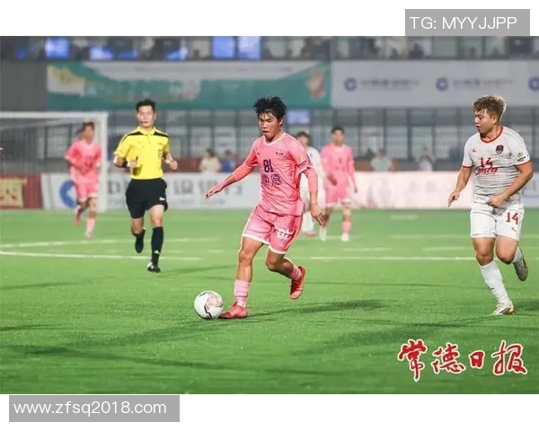 足球巨星跨界秀场精彩瞬间亲临球馆挑战投篮引爆全场热烈欢呼